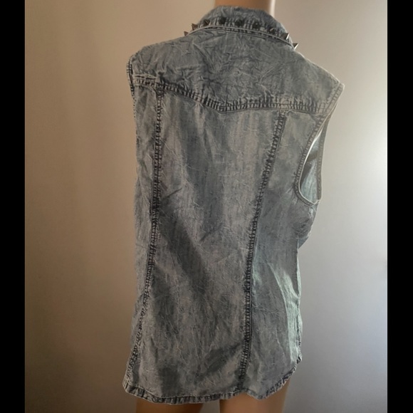 Collar studded sleeveless button down shirt with pockets - Picture 9 of 10